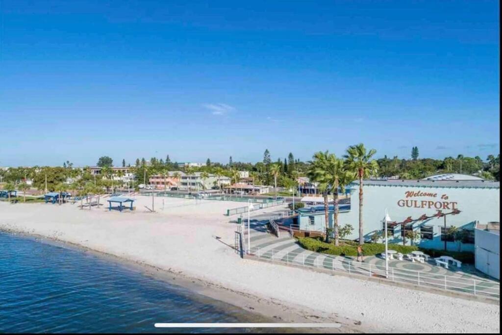 In The Center Of Gulfport, Min Away From The Beach! St. Petersburg Kültér fotó